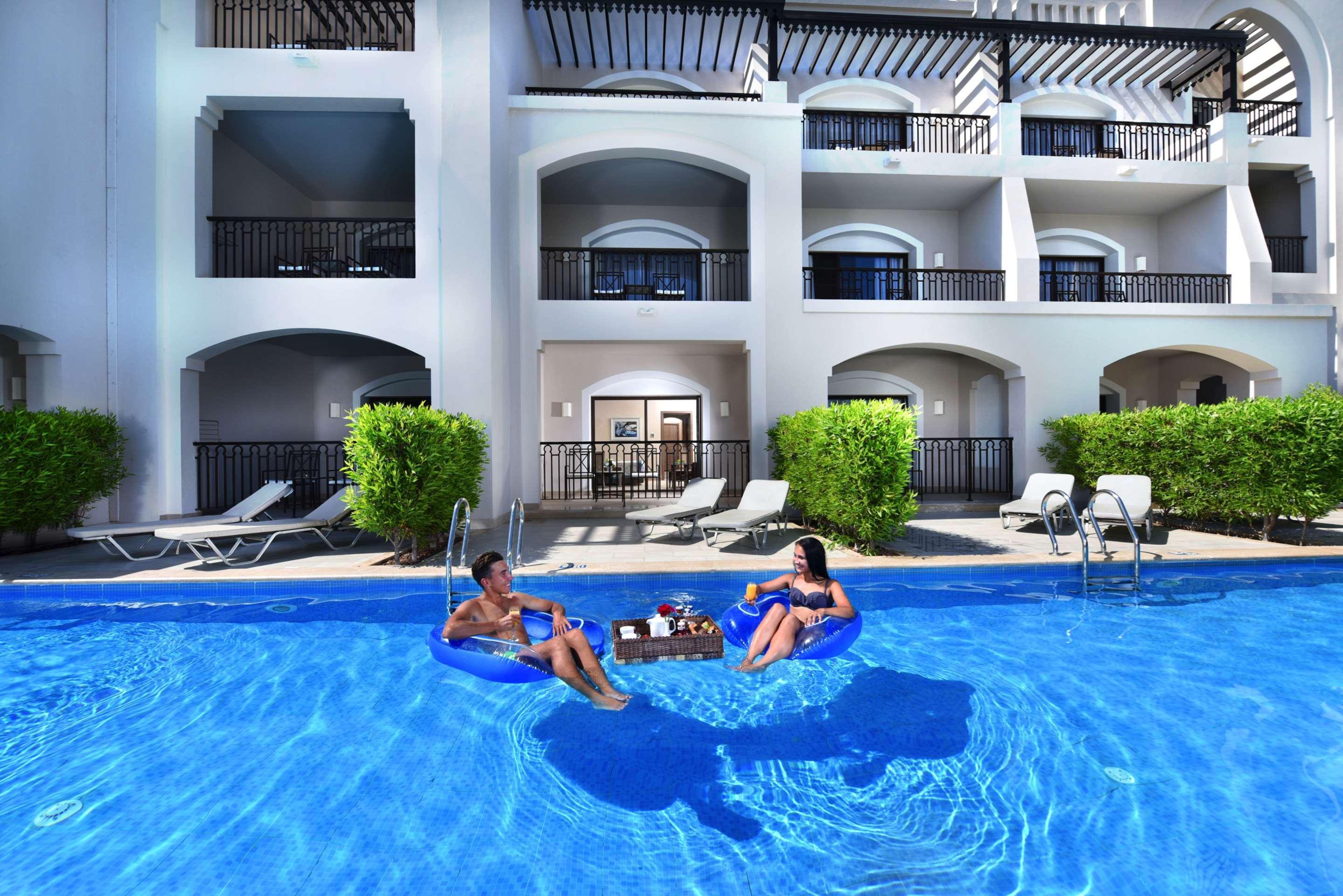 Steigenberger Alcazar Hotell Sharm el-Sheikh Exteriör bild The swimming pool at the hotel